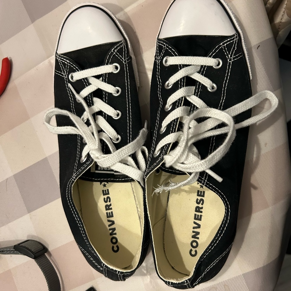 Woman’s converse black